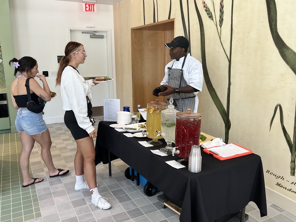 Red, White & Bloom: Garden BBQ Bash  Image 2