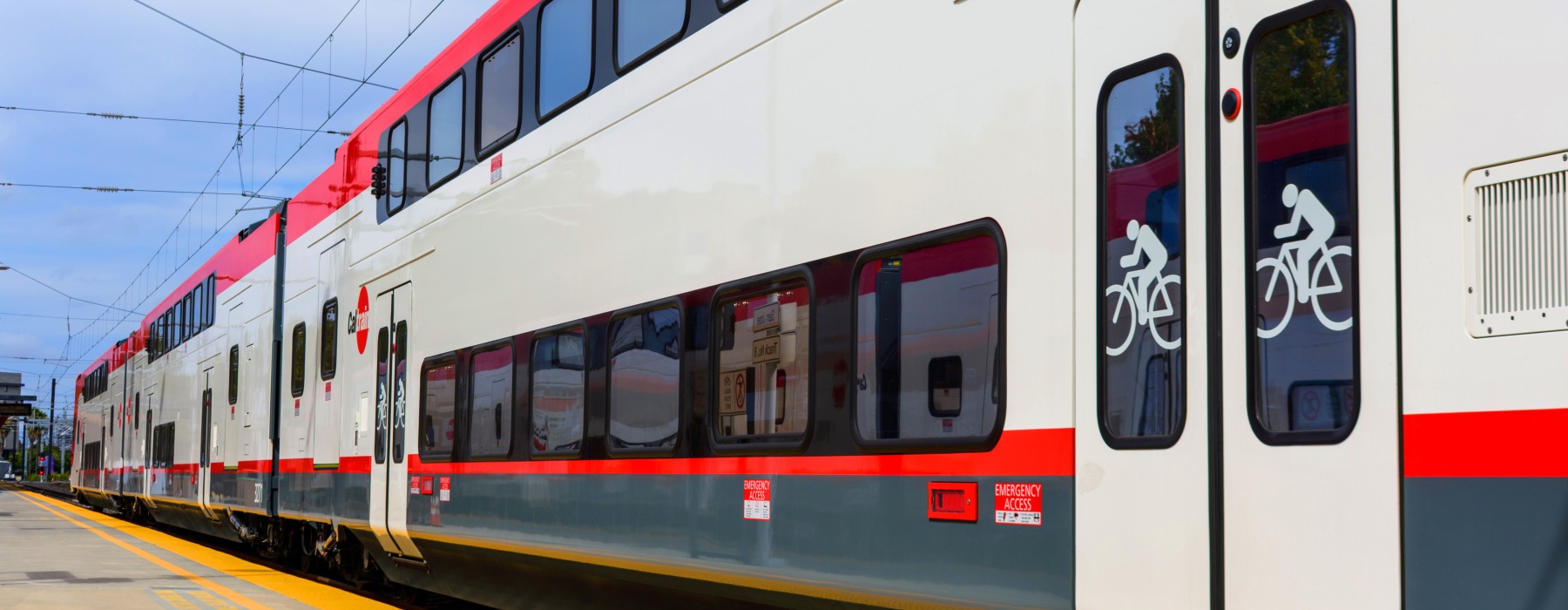 Train near Sevens apartments in Mountain View, CA